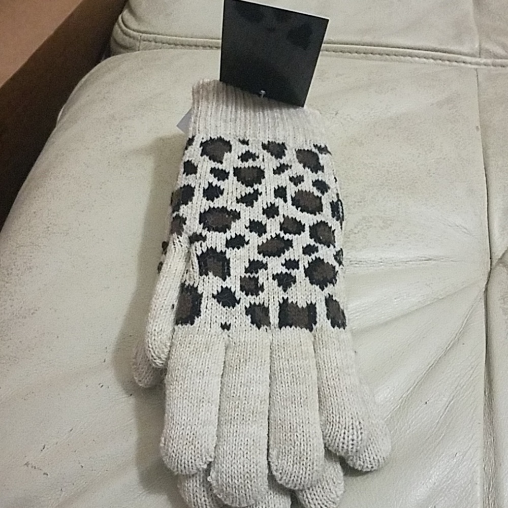 Animal print knit gloves